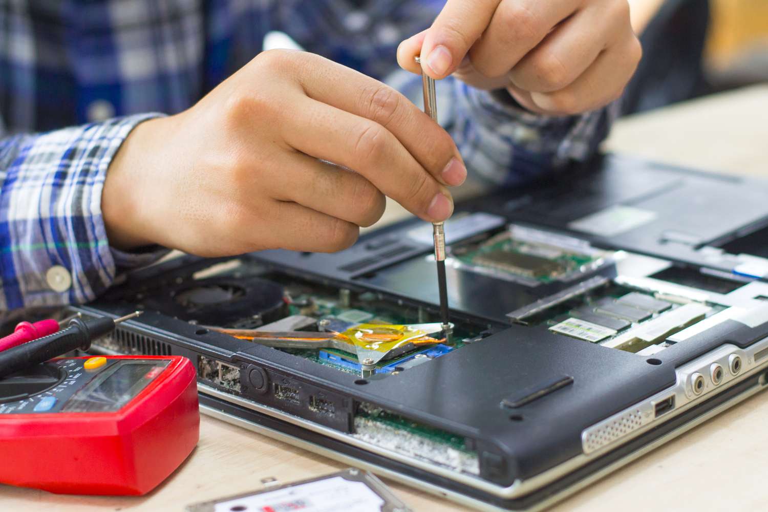 Почему стоит обращаться к специалистам для ремонта компьютерной техник